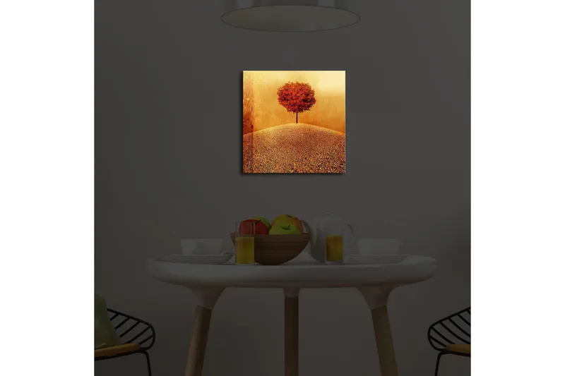Canvastavla med LED-belysning 28x28 cm - Ensam röd träd på en gyllene kulle - Röd / Guld / Beige - Inredning - Tavlor & posters - Canvastavla