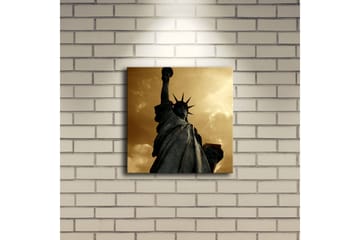 Canvastavla med LED-belysning 28x28 cm - Frihetsgudinnan i majestätisk pose mot en dramatisk himmel - Guld / Grå / Svart - Inredning - Tavlor & posters - Canvastavla