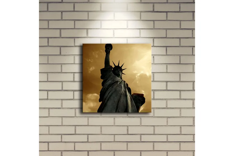 Canvastavla med LED-belysning 28x28 cm - Frihetsgudinnan i majestätisk pose mot en dramatisk himmel - Guld / Grå / Svart - Inredning - Tavlor & posters - Canvastavla