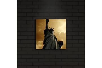 Canvastavla med LED-belysning 28x28 cm - Frihetsgudinnan i majestätisk pose mot en dramatisk himmel - Guld / Grå / Svart - Inredning - Tavlor & posters - Canvastavla