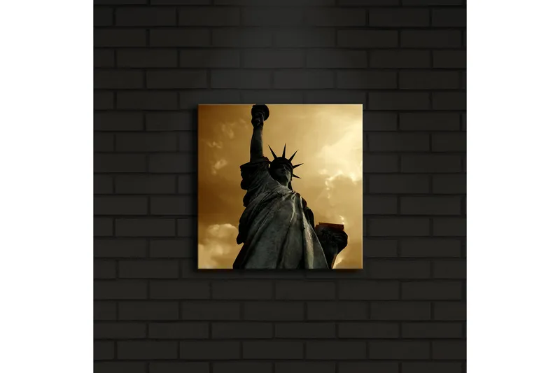 Canvastavla med LED-belysning 28x28 cm - Frihetsgudinnan i majestätisk pose mot en dramatisk himmel - Guld / Grå / Svart - Inredning - Tavlor & posters - Canvastavla