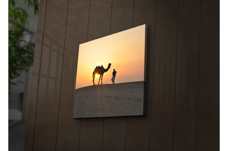 Canvastavla med LED-belysning 28x28 cm - Kamel och människa i solnedgång på sanddyner - Orange / Gul / Svart - Inredning - Tavlor & posters - Canvastavla