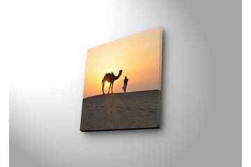 Canvastavla med LED-belysning 28x28 cm - Kamel och människa i solnedgång på sanddyner - Orange / Gul / Svart - Inredning - Tavlor & posters - Canvastavla