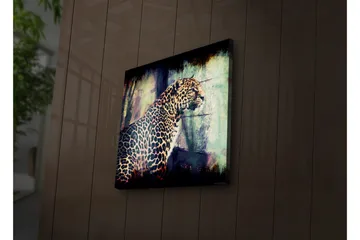 Canvastavla med LED-belysning 28x28 cm - Leopard som stolt står med blicken riktad framåt - Guld / Grön / Svart - Inredning - Tavlor & posters - Canvastavla