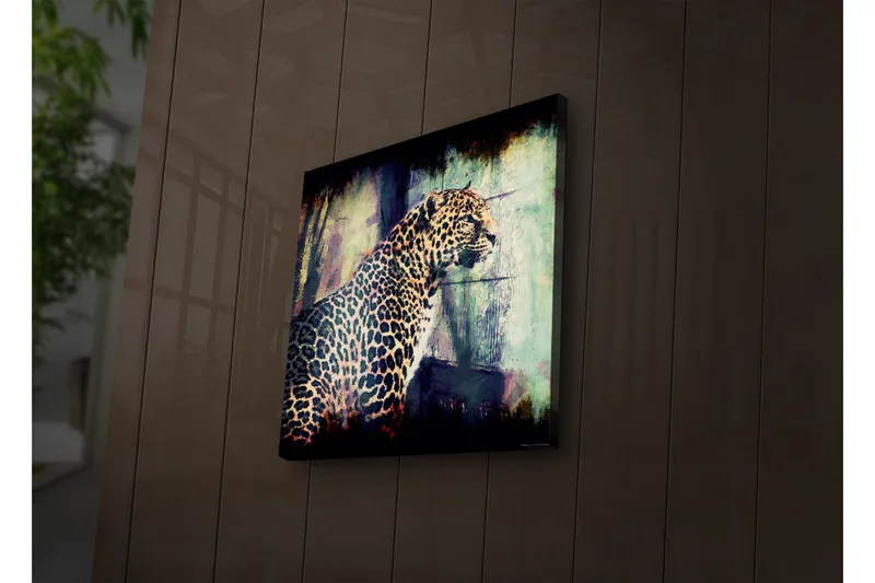 Canvastavla med LED-belysning 28x28 cm - Leopard som stolt står med blicken riktad framåt - Guld / Grön / Svart - Inredning - Tavlor & posters - Canvastavla