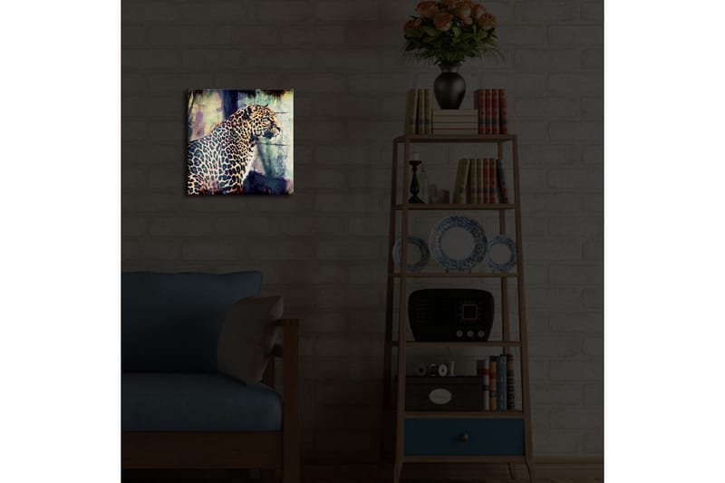 Canvastavla med LED-belysning 28x28 cm - Leopard som stolt står med blicken riktad framåt - Guld / Grön / Svart - Inredning - Tavlor & posters - Canvastavla