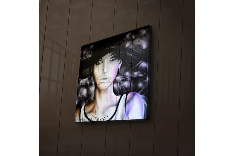 Canvastavla med LED-belysning 28x28 cm - Porträtt av en kvinna med hatt och mystisk uttryck - Svart / Lila / Vit - Inredning - Tavlor & posters - Canvastavla