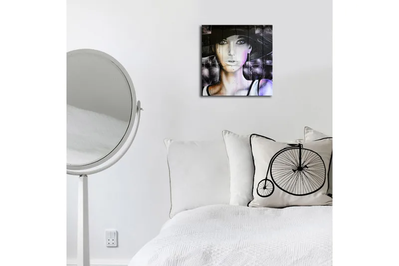 Canvastavla med LED-belysning 28x28 cm - Porträtt av en kvinna med hatt och mystisk uttryck - Svart / Lila / Vit - Inredning - Tavlor & posters - Canvastavla