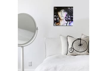 Canvastavla med LED-belysning 28x28 cm - Porträtt av en kvinna med hatt och mystisk uttryck - Svart / Lila / Vit - Inredning - Tavlor & posters - Canvastavla
