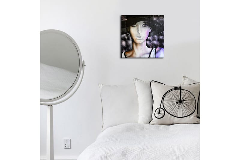 Canvastavla med LED-belysning 28x28 cm - Porträtt av en kvinna med hatt och mystisk uttryck - Svart / Lila / Vit - Inredning - Tavlor & posters - Canvastavla