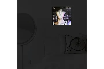 Canvastavla med LED-belysning 28x28 cm - Porträtt av en kvinna med hatt och mystisk uttryck - Svart / Lila / Vit - Inredning - Tavlor & posters - Canvastavla