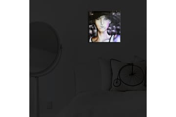 Canvastavla med LED-belysning 28x28 cm - Porträtt av en kvinna med hatt och mystisk uttryck - Svart / Lila / Vit - Inredning - Tavlor & posters - Canvastavla