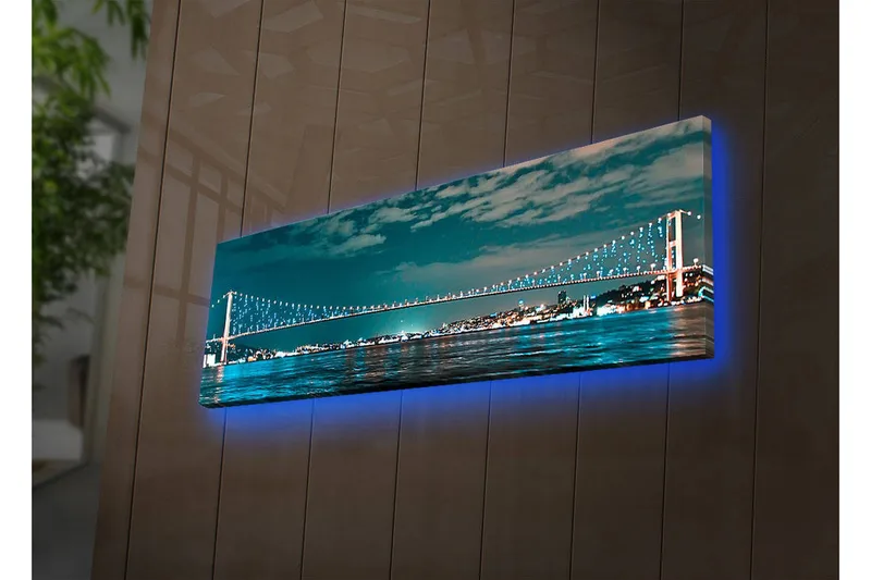 Canvastavla med LED-belysning 30x90 cm - Bro över en stilla vattenyta med stadsljus i bakgrunden - Mörkblå / Turkos / Ljusgrön - Inredning - Tavlor & posters - Canvastavla