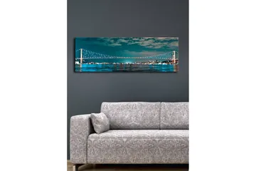 Canvastavla med LED-belysning 30x90 cm - Bro över en stilla vattenyta med stadsljus i bakgrunden - Mörkblå / Turkos / Ljusgrön - Inredning - Tavlor & posters - Canvastavla