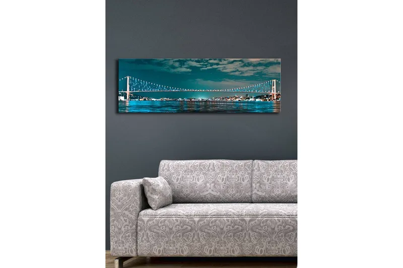 Canvastavla med LED-belysning 30x90 cm - Bro över en stilla vattenyta med stadsljus i bakgrunden - Mörkblå / Turkos / Ljusgrön - Inredning - Tavlor & posters - Canvastavla