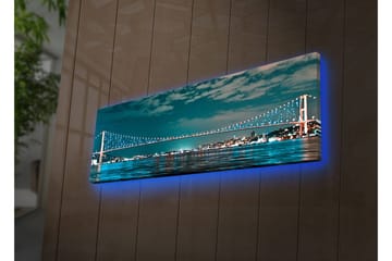 Canvastavla med LED-belysning 30x90 cm - Bro över en stilla vattenyta med stadsljus i bakgrunden - Mörkblå / Turkos / Ljusgrön - Inredning - Tavlor & posters - Canvastavla