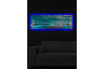 Canvastavla med LED-belysning 30x90 cm - Bro över en stilla vattenyta med stadsljus i bakgrunden - Mörkblå / Turkos / Ljusgrön - Inredning - Tavlor & posters - Canvastavla