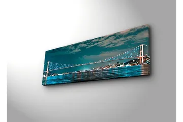 Canvastavla med LED-belysning 30x90 cm - Bro över en stilla vattenyta med stadsljus i bakgrunden - Mörkblå / Turkos / Ljusgrön - Inredning - Tavlor & posters - Canvastavla