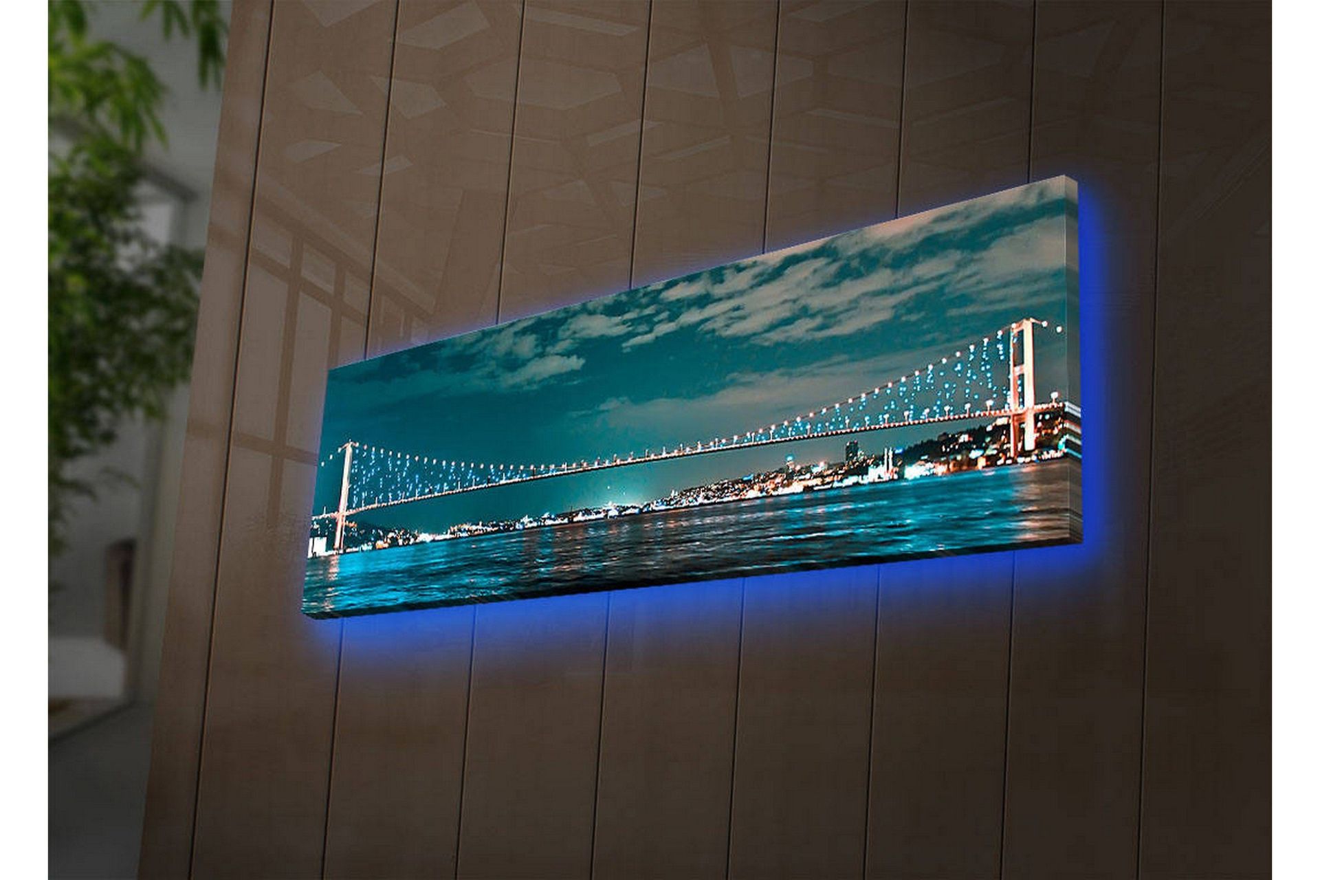 Canvastavla med LED-belysning 30x90 cm - Bro över en stilla vattenyta med stadsljus i bakgrunden - Mörkblå / Turkos / Ljusgrön