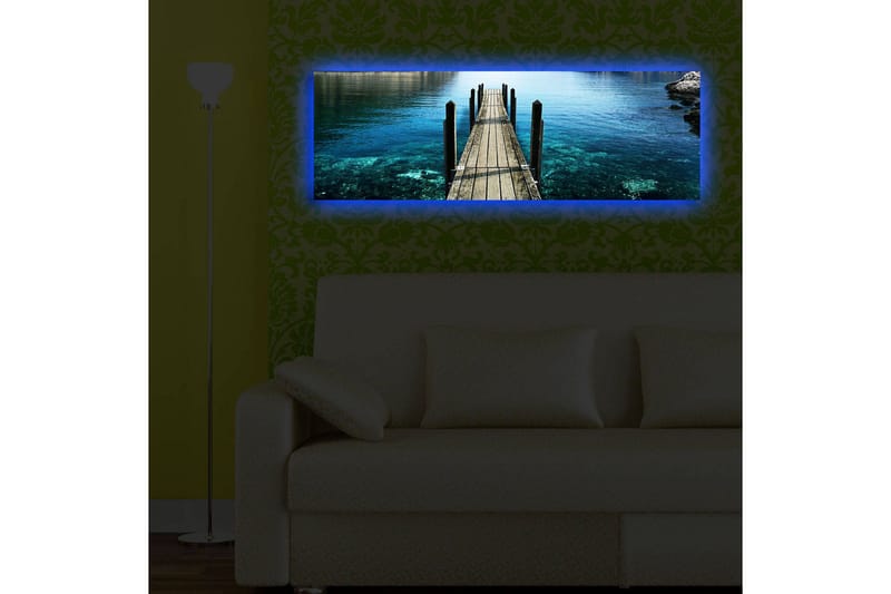 Canvastavla med LED-belysning 30x90 cm - Brygga som sträcker sig ut över klart vatten - Blå / Grön / Brun - Inredning - Tavlor & posters - Canvastavla