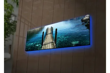Canvastavla med LED-belysning 30x90 cm - Brygga som sträcker sig ut över klart vatten - Blå / Grön / Brun - Inredning - Tavlor & posters - Canvastavla