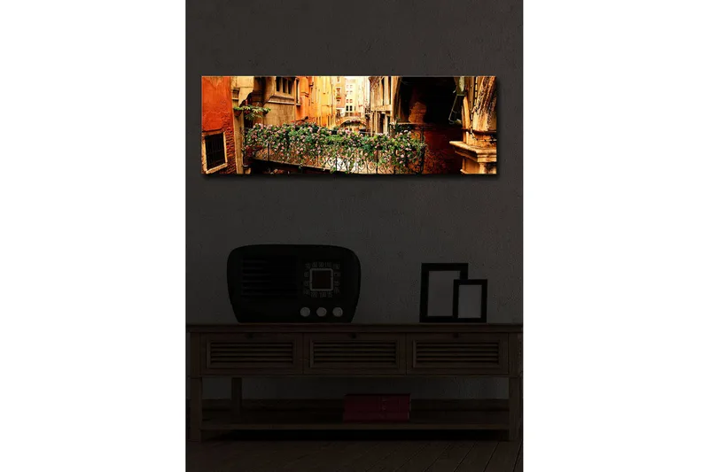 Canvastavla med LED-belysning 30x90 cm - Charmig balkong med blommor i en venetiansk gränd - Terrakotta / Grön / Rosa - Inredning - Tavlor & posters - Canvastavla