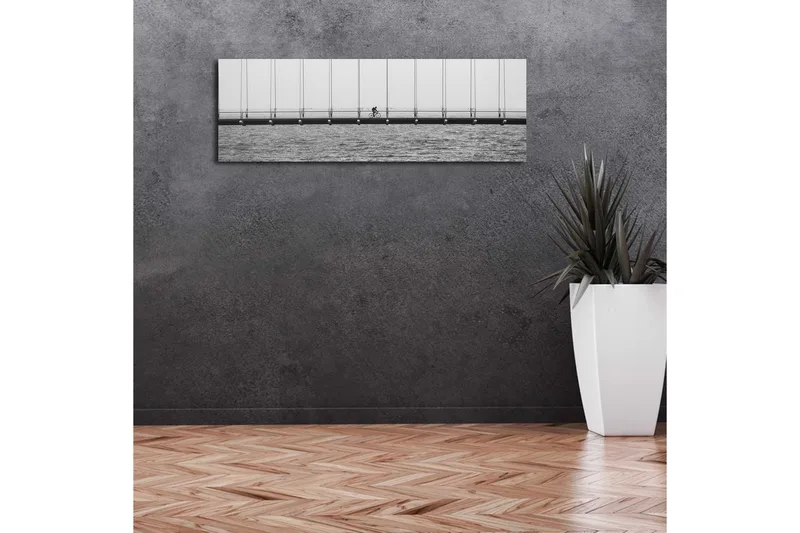Canvastavla med LED-belysning 30x90 cm - Cyklist på en bro över vatten - Svart / Vitt / Grått - Inredning - Tavlor & posters - Canvastavla