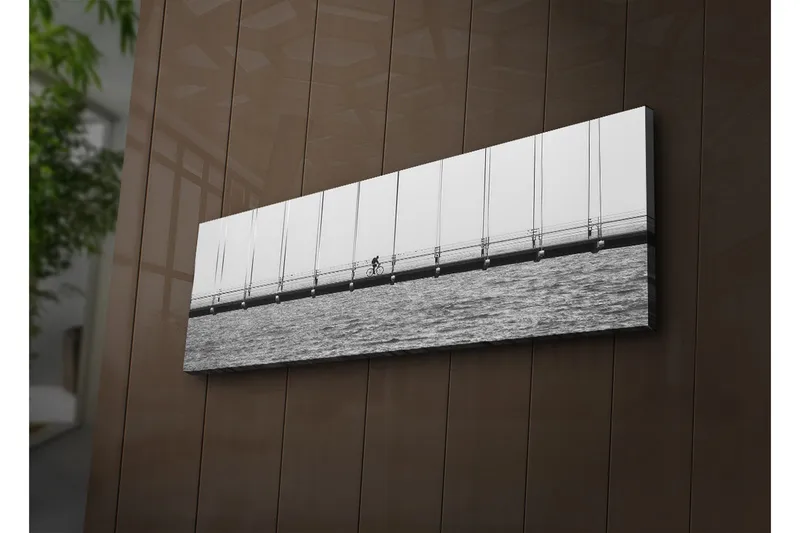 Canvastavla med LED-belysning 30x90 cm - Cyklist på en bro över vatten - Svart / Vitt / Grått - Inredning - Tavlor & posters - Canvastavla