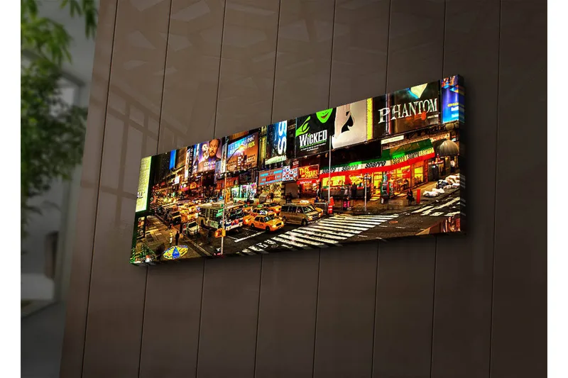 Canvastavla med LED-belysning 30x90 cm - Livlig stadsbild av Times Square med neonskyltar och trafik, Gul / Grön / Röd