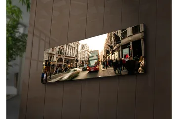 Canvastavla med LED-belysning 30x90 cm - Livlig stadsbild med rörelse och människor på en gata - Röd / Beige / Grön - Inredning - Tavlor & posters - Canvastavla