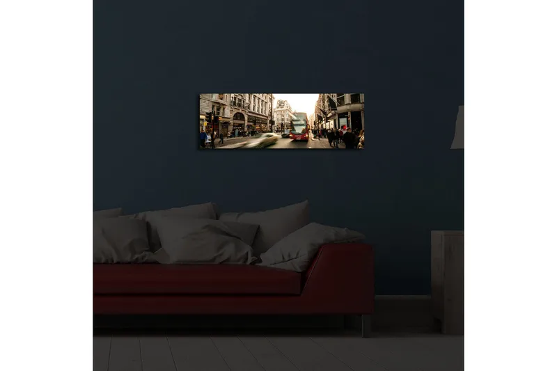 Canvastavla med LED-belysning 30x90 cm - Livlig stadsbild med rörelse och människor på en gata - Röd / Beige / Grön - Inredning - Tavlor & posters - Canvastavla
