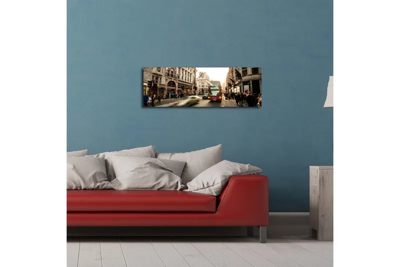 Canvastavla med LED-belysning 30x90 cm - Livlig stadsbild med rörelse och människor på en gata - Röd / Beige / Grön - Inredning - Tavlor & posters - Canvastavla