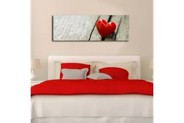 Canvastavla med LED-belysning 30x90 cm - Röd hjärtformad dekoration på en träyta - Röd / Brun - Inredning - Tavlor & posters - Canvastavla