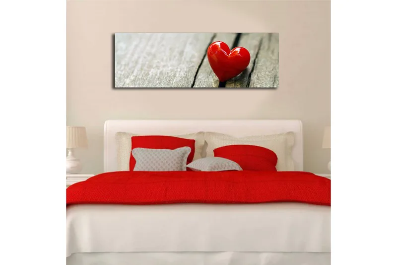 Canvastavla med LED-belysning 30x90 cm - Röd hjärtformad dekoration på en träyta - Röd / Brun - Inredning - Tavlor & posters - Canvastavla