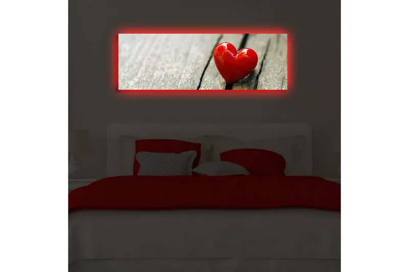 Canvastavla med LED-belysning 30x90 cm - Röd hjärtformad dekoration på en träyta - Röd / Brun - Inredning - Tavlor & posters - Canvastavla