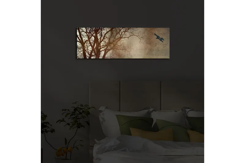 Canvastavla med LED-belysning 30x90 cm - Silhuett av träd med en fågel i flykt mot en mjukt tonad bakgrund - Mörkbrun / Beige / Svart - Inredning - Tavlor & posters - Canvastavla