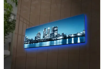 Canvastavla med LED-belysning 30x90 cm - Stadssilhuett med moderna skyskrapor vid en vattenkant - Blå / Svart / Vit - Inredning - Tavlor & posters - Canvastavla