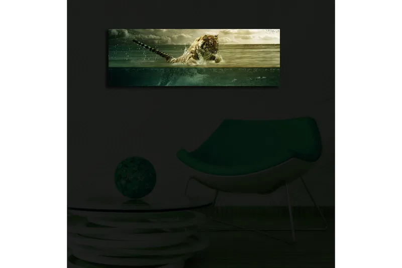 Canvastavla med LED-belysning 30x90 cm - Tiger som hoppar ur vattnet - Grön / Beige / Brun - Inredning - Tavlor & posters - Canvastavla
