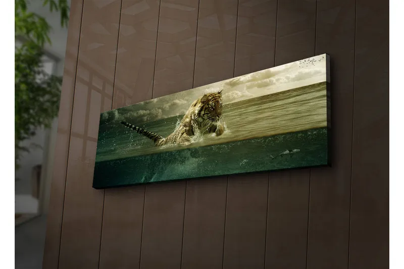 Canvastavla med LED-belysning 30x90 cm - Tiger som hoppar ur vattnet - Grön / Beige / Brun - Inredning - Tavlor & posters - Canvastavla
