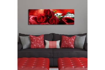 Canvastavla med LED-belysning 30x90 cm - Tre röda rosor på en mjuk, röd satinbakgrund - Röd / Grön - Inredning - Tavlor & posters - Canvastavla
