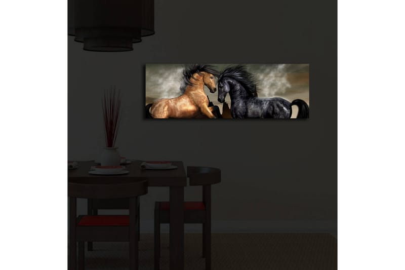 Canvastavla med LED-belysning 30x90 cm - Två hästar som möts i en kraftfull och dramatisk komposition - Guld / Svart / Grå - Inredning - Tavlor & posters - Canvastavla