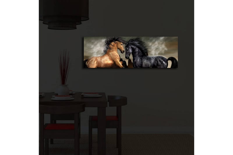 Canvastavla med LED-belysning 30x90 cm - Två hästar som möts i en kraftfull och dramatisk komposition - Guld / Svart / Grå - Inredning - Tavlor & posters - Canvastavla