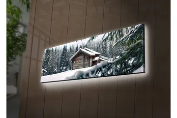 Canvastavla med LED-belysning 30x90 cm - Vinterlandskap med en stuga omgiven av snö och granar - Vit / Grön / Brun - Inredning - Tavlor & posters - Canvastavla