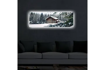 Canvastavla med LED-belysning 30x90 cm - Vinterlandskap med en stuga omgiven av snö och granar - Vit / Grön / Brun - Inredning - Tavlor & posters - Canvastavla