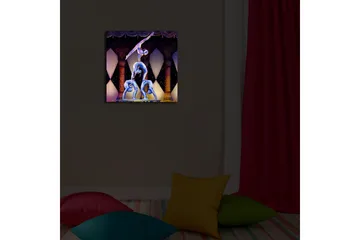 Canvastavla med LED-belysning 40x40 cm - Akrobatisk uppvisning med tre personer i balans på en plattform - Blå / Gul / Lila - Inredning - Tavlor & posters - Canvastavla