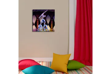 Canvastavla med LED-belysning 40x40 cm - Akrobatisk uppvisning med tre personer i balans på en plattform - Blå / Gul / Lila - Inredning - Tavlor & posters - Canvastavla