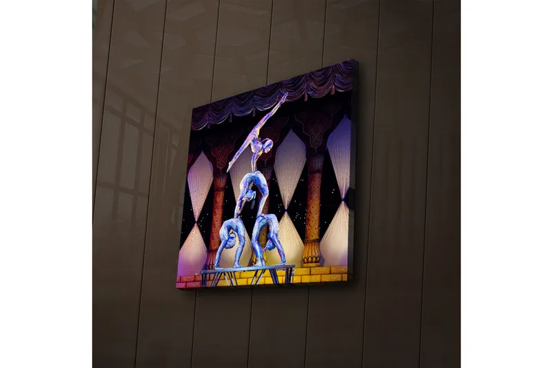 Canvastavla med LED-belysning 40x40 cm - Akrobatisk uppvisning med tre personer i balans på en plattform - Blå / Gul / Lila - Inredning - Tavlor & posters - Canvastavla