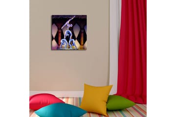 Canvastavla med LED-belysning 40x40 cm - Akrobatisk uppvisning med tre personer i balans på en plattform - Blå / Gul / Lila - Inredning - Tavlor & posters - Canvastavla