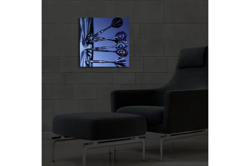 Canvastavla med LED-belysning 40x40 cm - Dartpilar i en stiliserad komposition - Mörkblå / Svart / Silver - Inredning - Tavlor & posters - Canvastavla