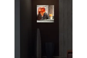 Canvastavla med LED-belysning 40x40 cm - Kottar och ett ljus på en vinterinspirerad bakgrund - Mörkbrun / Beige / Grön - Inredning - Tavlor & posters - Canvastavla